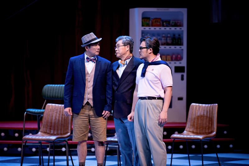 王偉忠解釋，當年考量洪都拉斯年輕時的特質，更適合留在幕後發展，但多年後再相遇，發現他隨著年齡累積出的臉部表情與人生歷練「每一道紋路都很有戲」，加上他為角色準備的幽默台詞，才決定讓他天天上陣演出。（圖／金星文創提供）