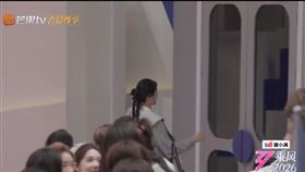 江語晨錄製《浪姐7》時突然離開錄影現場，疑似官司纏身再度引發外界討論。（圖／翻攝自微博）