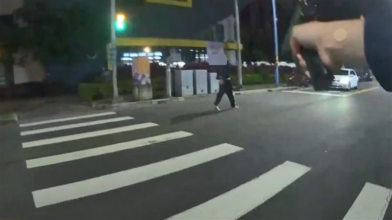 警方喝令劉男放下西瓜刀。（圖／翻攝畫面）