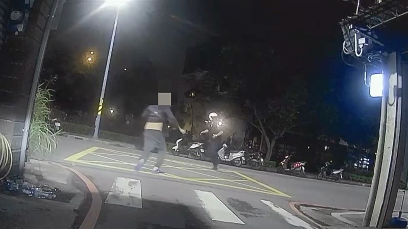 劉男拿西瓜刀砍向警方拒捕。（圖／翻攝畫面）