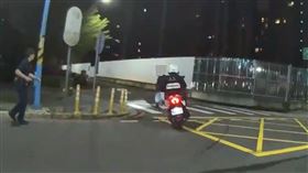 警方騎車撞倒劉男逮捕。（圖／翻攝畫面）