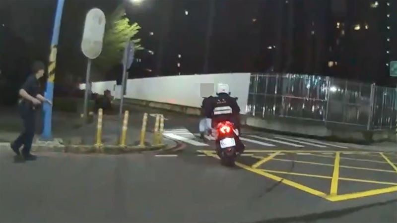 男搭小黃亮西瓜刀搶劫　警騎機車撞倒逮人
