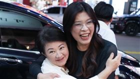 鄭麗文在臉書PO出和盧秀燕吃牛肉麵、擁抱的合照。（圖／翻攝自鄭麗文臉書）