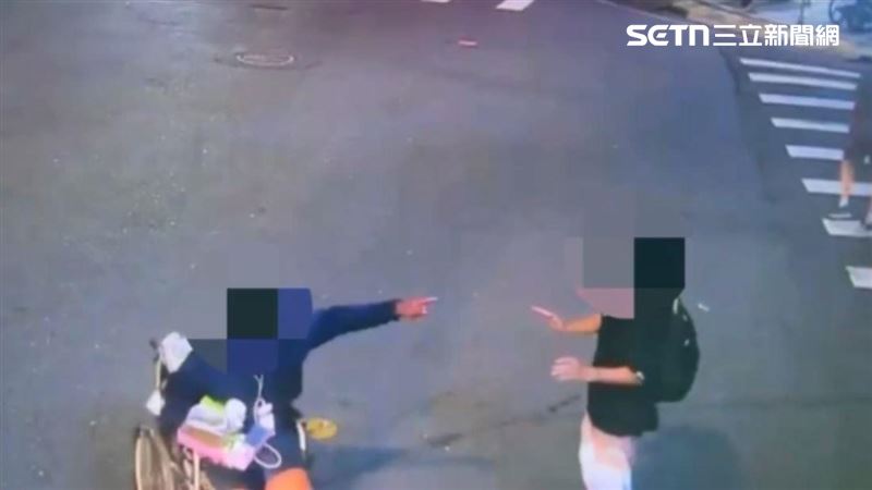 像奪魂鋸!輪椅男卡路中…幫扶被罵臭X子