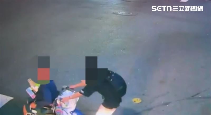 熱心民眾手才剛碰到輪椅,對方情緒失控,立刻轉頭面目猙獰狂罵髒話,還一度作勢追打人。(圖/翻攝畫面)