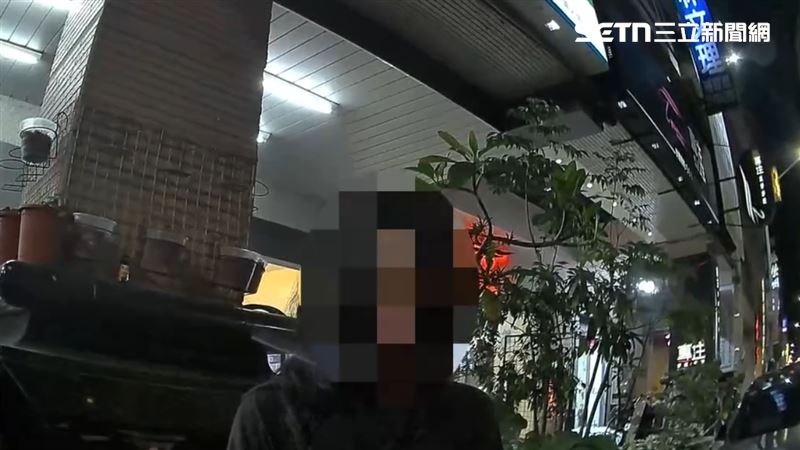 民眾報警描述事發經過,嘴巴還在抖,受到不小驚嚇。(圖/翻攝畫面)