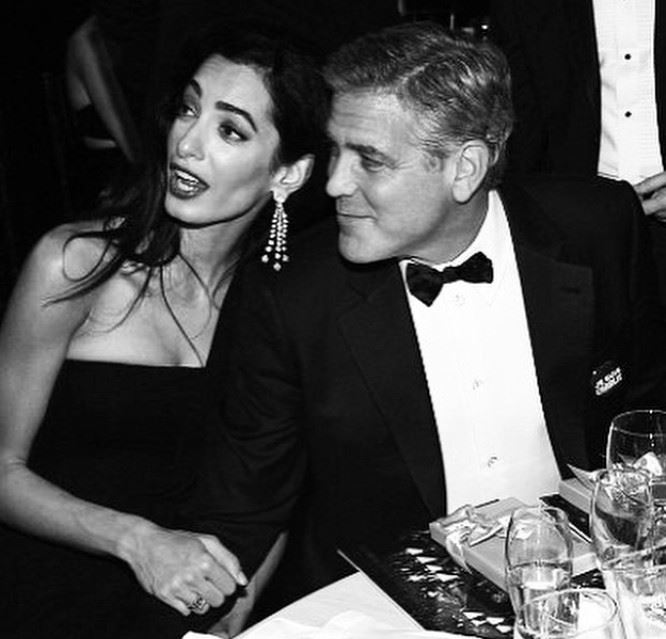 喬治克隆尼（右）與妻子艾瑪克隆尼（左）於2016年共同成立該基金會，致力於推動國際正義與人權保障，目前行動已擴展至約40個國家，在國際社會具一定影響力。（圖／翻攝自喬治克隆尼IG）