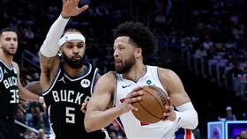 底特律活塞隊控球後衛康寧漢（Cade Cunningham）在因肺塌陷缺陣11場比賽後，9日對密爾瓦基公鹿隊時重返賽場。（圖／美聯社／達志影像）