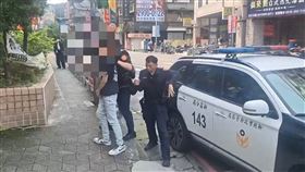「撸槍」男子被警方帶回派出所。（圖／翻攝畫面）