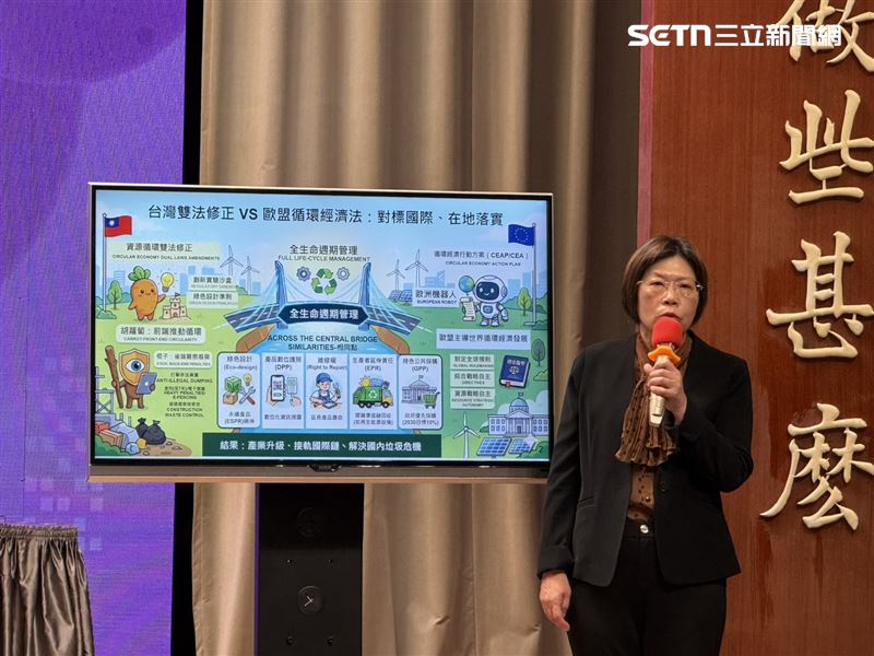 環境部資源循環署署長賴瑩瑩說明環保雙法修正。（圖／記者盧素梅攝影）