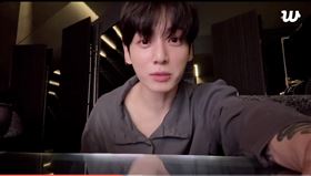 柾國昨（8）日在Weverse直播時親自回應此事，向因此感到不舒服的粉絲道歉，但同時他也直接表示：「不覺得自己有錯」（圖／翻攝自weverse） 