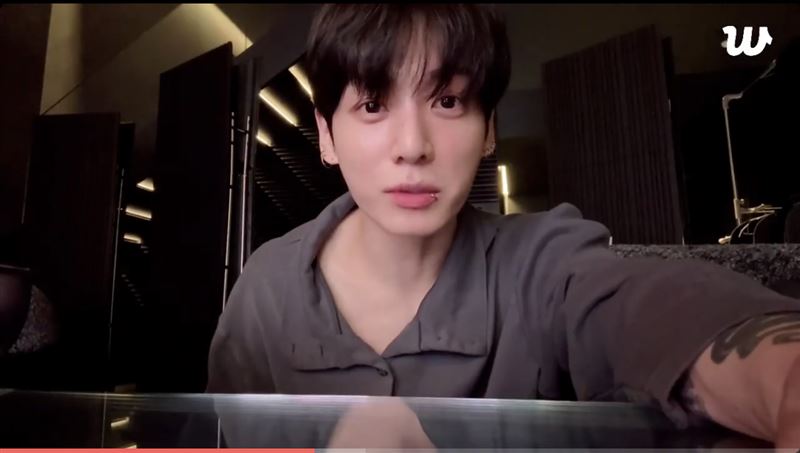 直播比中指、說髒話 柾國首回應:我沒錯