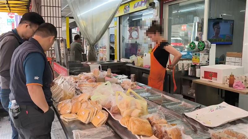 老闆娘早上還在招呼客人。(圖/記者莊淇鈞攝影)
