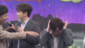 康康(中)說錯話被群起圍攻，寡不敵眾只好抱頭求饒。(圖／中視提供)