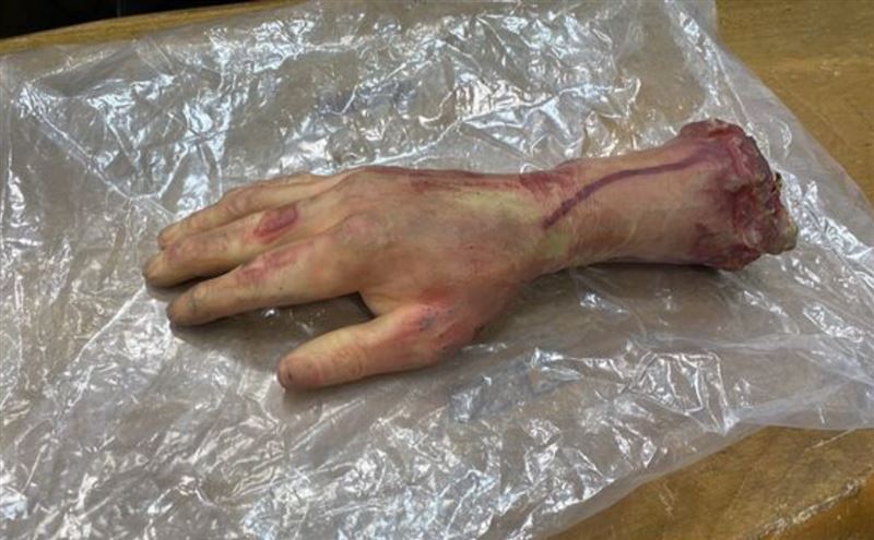 玩具假手掉落路邊，讓警方不敢大意緊急封鎖。（圖／翻攝畫面）