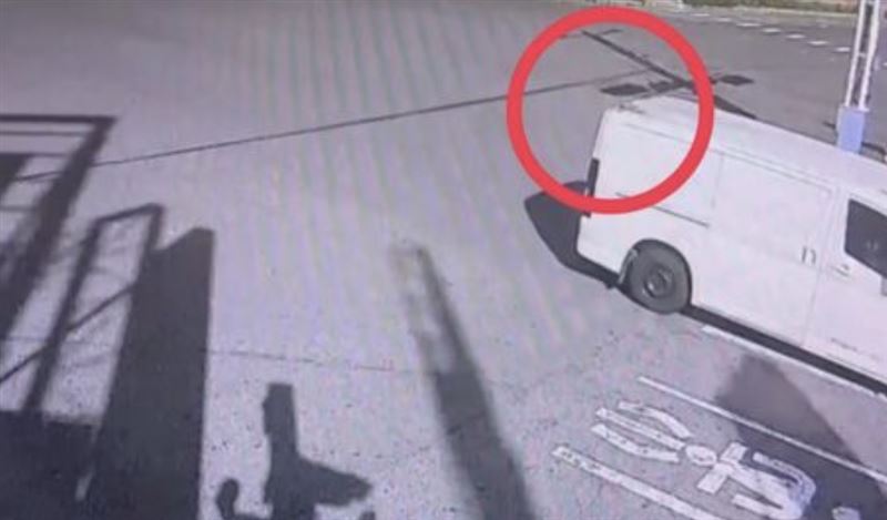 該假手是從一輛行駛中的廂型車頂上掉落。（圖／翻攝畫面）