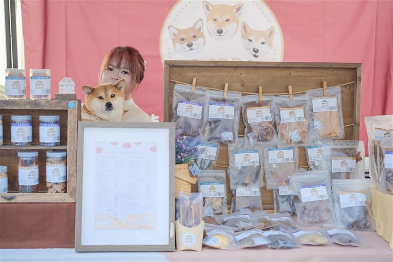 「三柴一生寵物食驗室」於輔導期間成立線上銷售通路，成功突破地域限制、擴大客群。（圖／高雄市政府青年局提供）