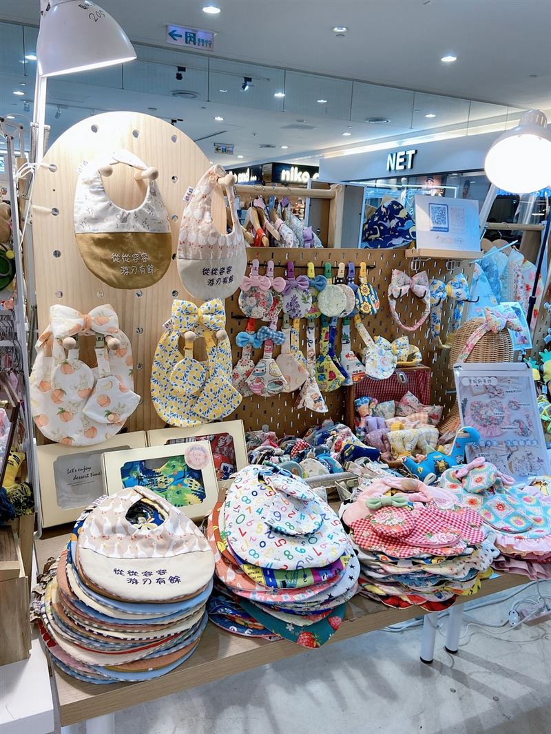 「貴妃麻手作」進駐夢時代購物中心寄售商品，提升品牌曝光與銷售機會。（圖／高雄市政府青年局提供）