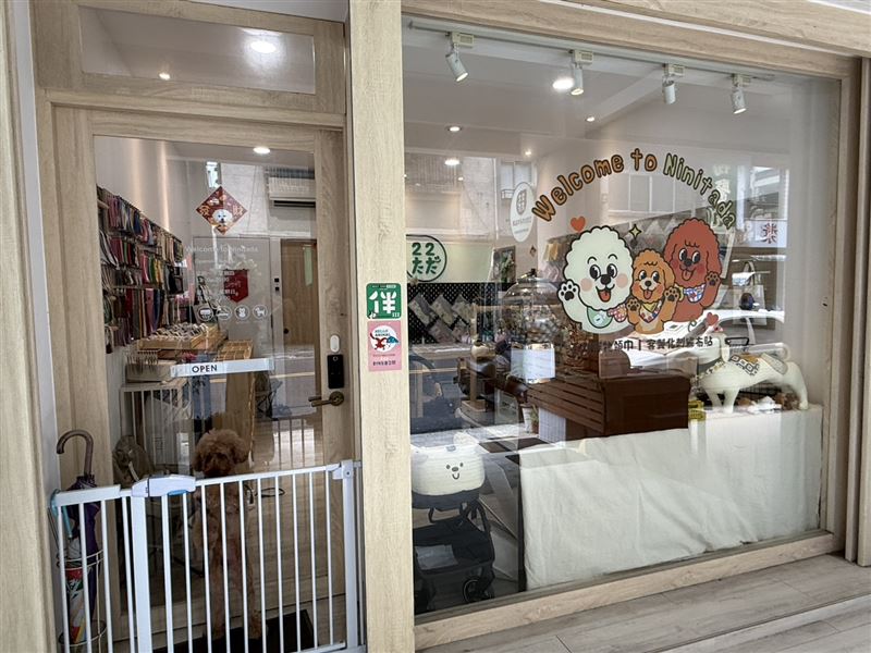 主打寵物領巾的「22ただ手作品牌」在參與輔導計畫課程後，迅速掌握短影音操作策略，創下開店影片觸及人次達4.2萬的亮眼成績。（圖／高雄市政府青年局提供）