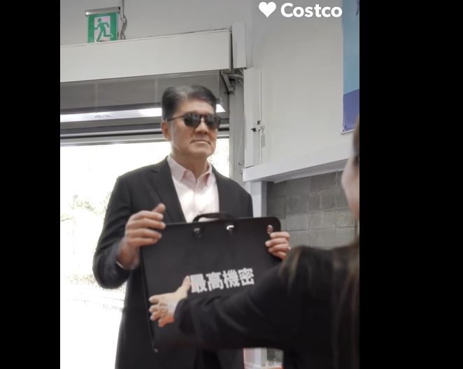 好市多亞太區總裁張嗣漢親上陣拍攝宣傳影片,揭開優惠情報。(圖/好市多提供)