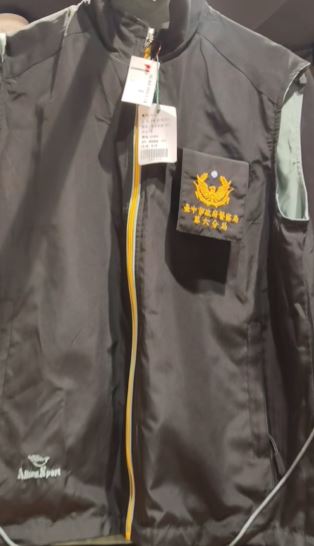 民眾在二手衣店，意外發現台中警第六分局的背心，只賣200元。(圖／翻攝自台中市西屯區 大小事臉書)