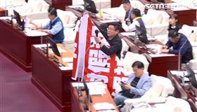 陳賢蔚送蔣萬安紅色地墊「上頭寫10字」酸爆。（圖／翻攝畫面）

