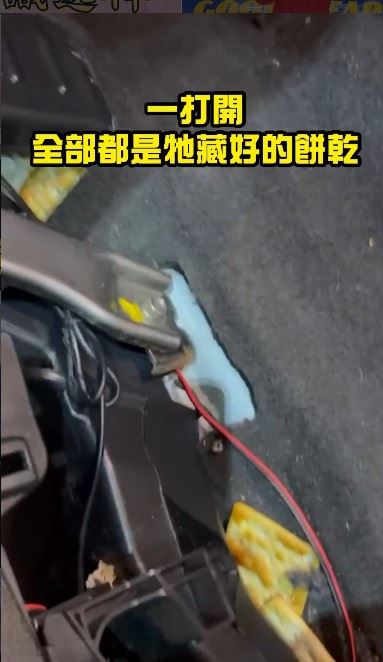 逸祥崩潰表示將車子送修後,發現老鼠已經把排檔桿旁邊塞滿餅乾,甚至還把管線、海綿都咬爛。(圖/翻攝自IG @yixiang2474)