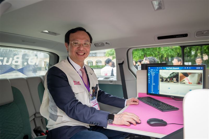 衛福部長石崇良於ID. Buzz行動指揮車內模擬操作。（圖／Volkswagen提供）