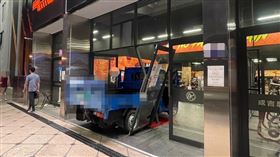 「館長」健身房台中館遭小貨車衝撞  大門受損網紅「館長」陳之漢在台中經營的成吉思汗健身俱樂部12日晚間遭林姓男子駕駛小貨車衝撞，大門受損、玻璃碎裂，警方獲報立即到場處理。（翻攝照片）中央社記者蘇木春傳真  113年6月13日