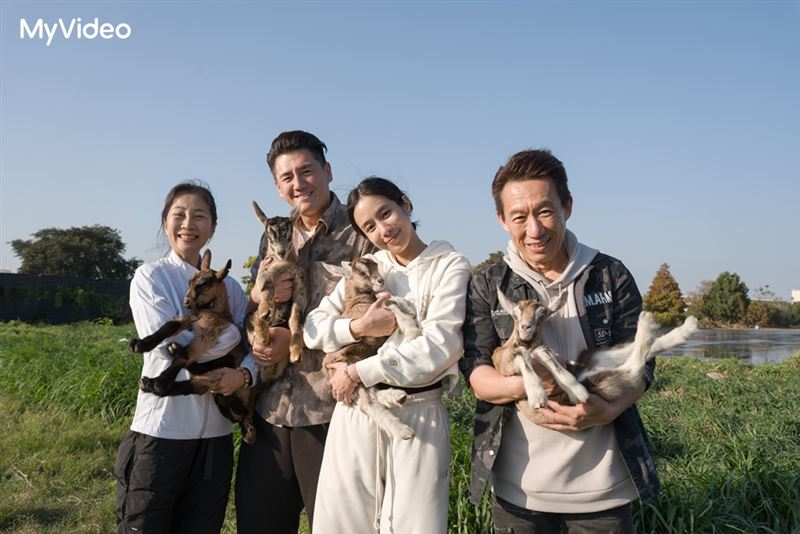 郭子乾（右1）驚温貞菱（右2）膽子大，讚周詠訓（阿布）（左2）因家庭更成熟。（圖／台灣大哥大MyVideo提供）