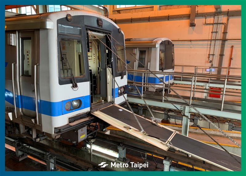 捷運車頭設有逃生門，發生緊急狀況時，乘客可進入駕駛室前往。（圖／翻攝自台北捷運 Metro Taipei）