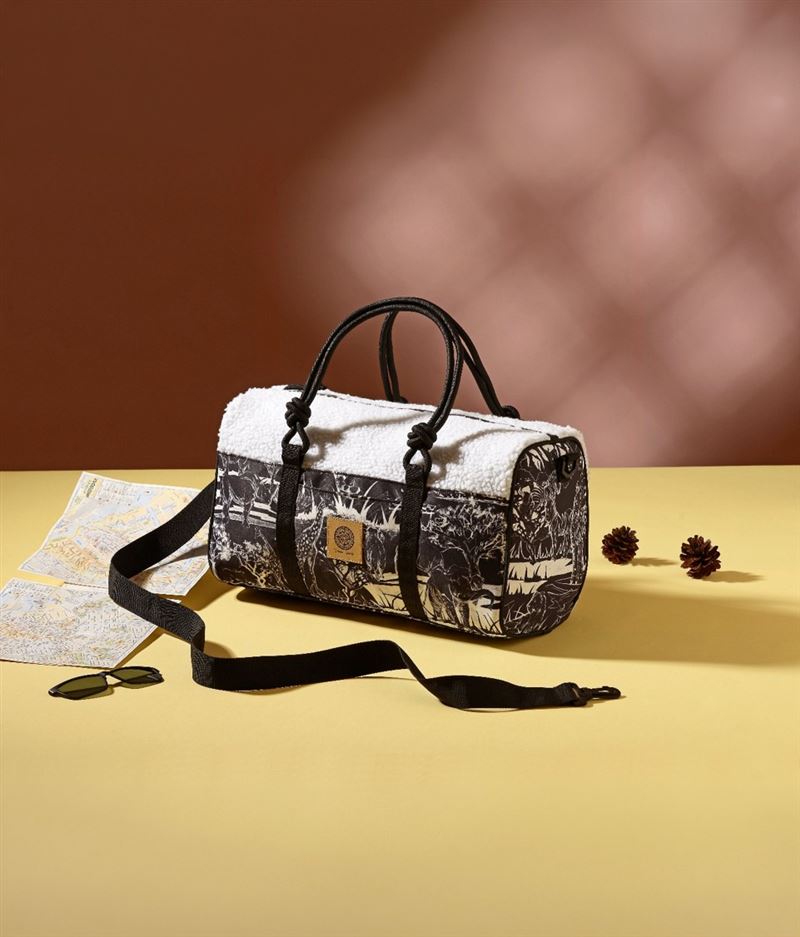 漢神洲際購物廣場 化妝品限定來店禮 - Daniel Wong 時尚群居行李袋。（圖／漢神集團提供）