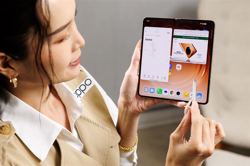 OPPO Find N6提供全新「自由視窗」介面，進一步支援靈活拖移視窗與自由縮放應用大小，透過簡單的手勢操作即可調整視窗位置以及切換