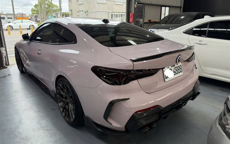 吊車公主因為要換新車BMW求售，莫蘭迪粉超吸睛，不少網友詢問：買了送吊車大王嗎？（圖／翻攝自threads）