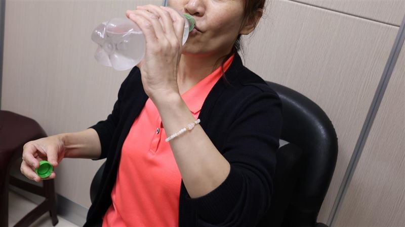 婦人在家邊玩撲克牌邊喝汽水時，突然感到一陣暈眩昏倒。（圖／翻攝自衛生福利部彰化醫院臉書粉專）