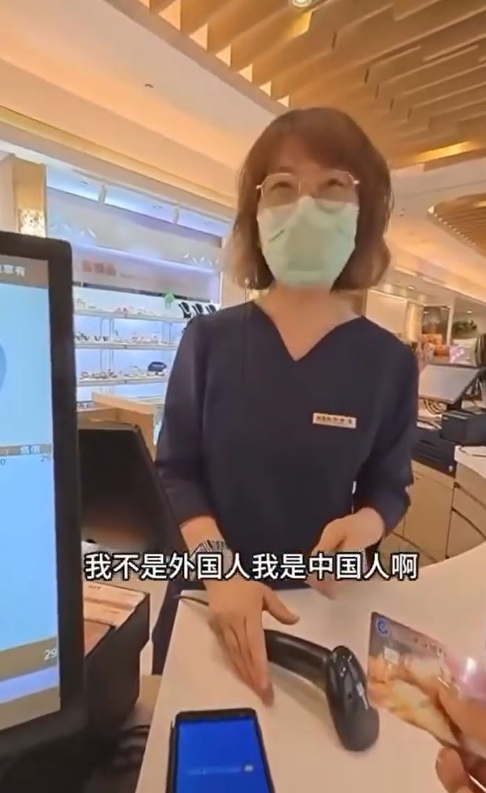 中國網紅噠噠拍攝的影片矮化台灣。（圖／翻攝畫面）