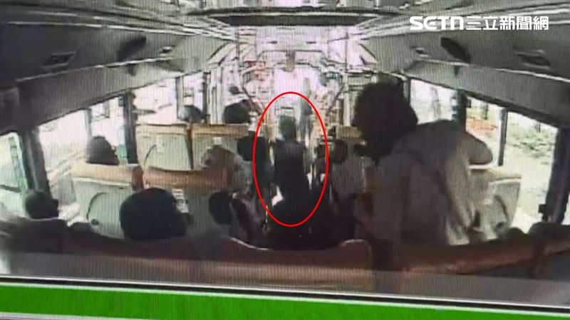 女乘客準備下車,疑因車廂後方人潮較多、動線受阻,未能及時抵達車門,司機卻隨即關門,女子急著大喊「ㄟㄟㄟ下車!」。(圖/翻攝畫面)