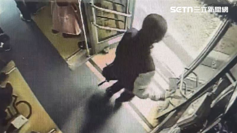 司機重新開門讓人離開,但難掩內心怒火,開始飆罵。(圖/翻攝畫面)