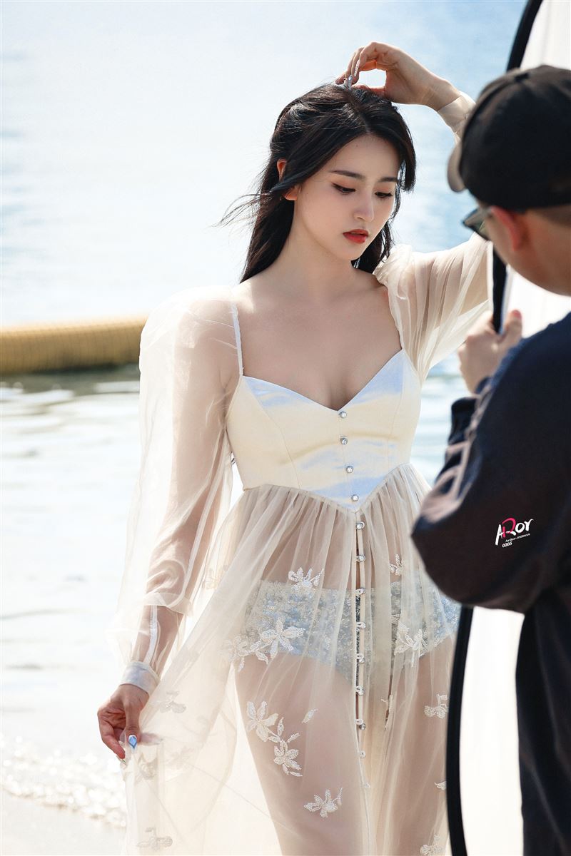 金子涵在直播中爆料,指自己3年前因皮膚問題,被人以「除痘療程」名義誘導,在臉部注射約40至50針不明物質。(圖/翻攝自微博)