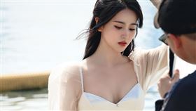 金子涵在直播中爆料，指自己3年前因皮膚問題，被人以「除痘療程」名義誘導，在臉部注射約40至50針不明物質。（圖／翻攝自微博）