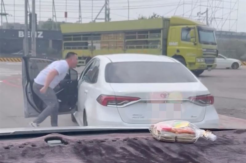 曾男情緒失控對著車內咆哮。（圖／翻攝自Threads @nuvocal）