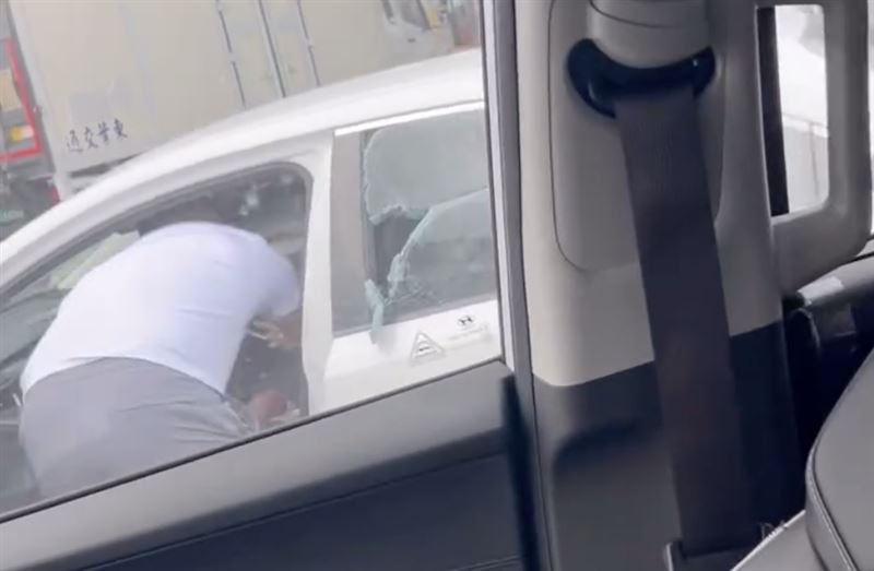 曾男徒手往車窗猛力揮上一拳，瞬間擊碎左後車窗。（圖／翻攝自Threads @nuvocal）