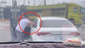 台中驚見浩克出沒！與友人爆口角「一拳打爆車窗」　火爆畫面曝光（圖／翻攝自Threads @nuvocal）