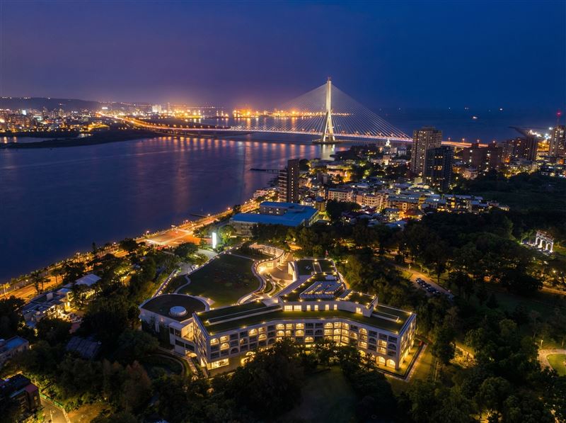 將捷金鬱金香酒店憑藉絕佳地理位置,成為欣賞橋景與夕陽交織的熱門據點。(圖/飯店旅宿業者提供)