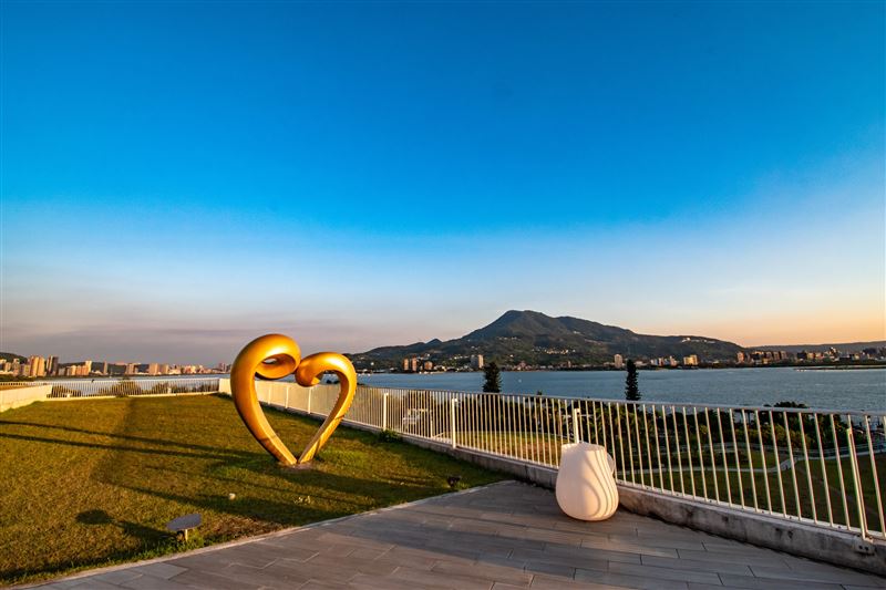 每房加贈「橋見歡享包」乙份,內容包含R樓「望高樓」星巴克咖啡服務。(圖/飯店旅宿業者提供)