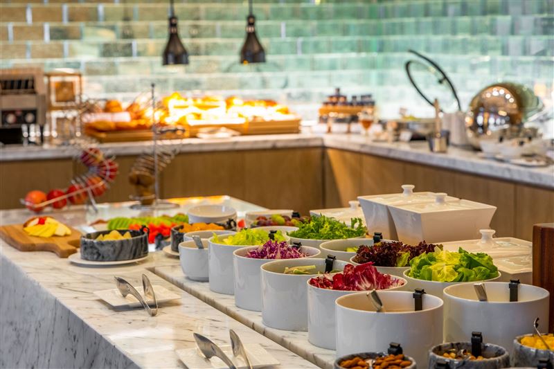 「萬豪臻選天倫」含家庭套房乙晚,並享有行政酒廊禮遇四位,台中國際旅展優惠價18,888元。(圖/飯店旅宿業者提供)