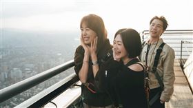 徐熙娣近日在節目中談到復出心路歷程，忍不住落淚，而在她背後默默「拉一把」的人，正是好友賈永婕。（圖／翻攝自賈永婕的跑跳人生FB）