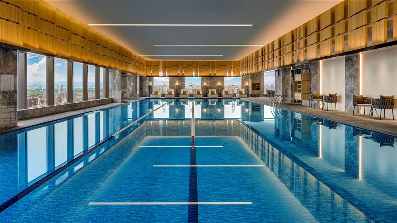住宿期間房客可免費使用寬敞舒適室內恆溫游泳池。(圖/飯店旅宿業者提供)
