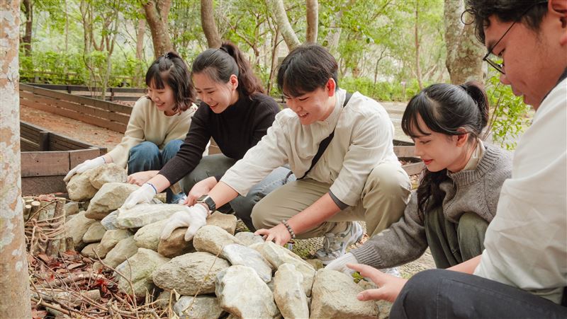 太魯閣晶英酒店《布洛灣森域工作坊》教導旅人壘石修築工法。(圖/飯店旅宿業者提供)