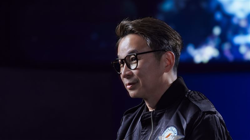 陳鎮川精選多張適合飛行情境聆聽的專輯。(圖/星宇航空提供)